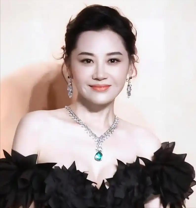 审美觉醒丰满女性_骨感美女明星_丰满美碾压骨感