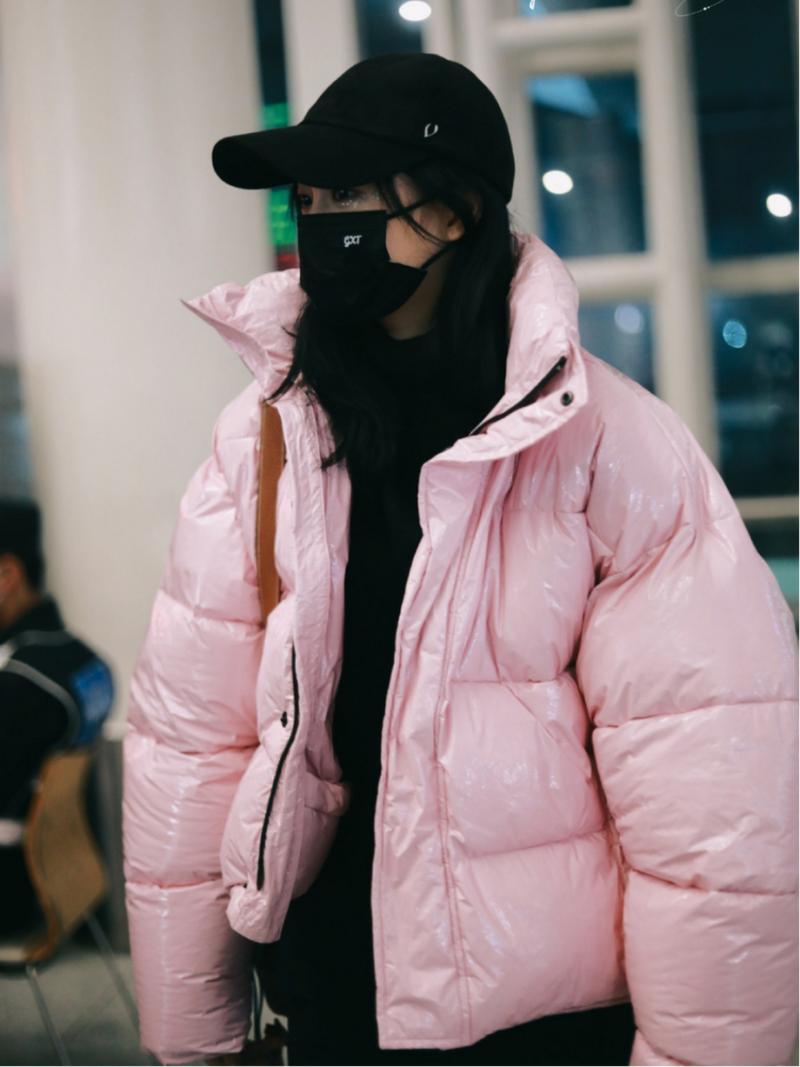 女明星穿搭越简单越高级 关晓彤素颜羽绒服比红毯更圈粉